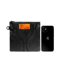 POCHETTE PLATE MATELASSÉE POM M (NOIR) | RECYCLÉ